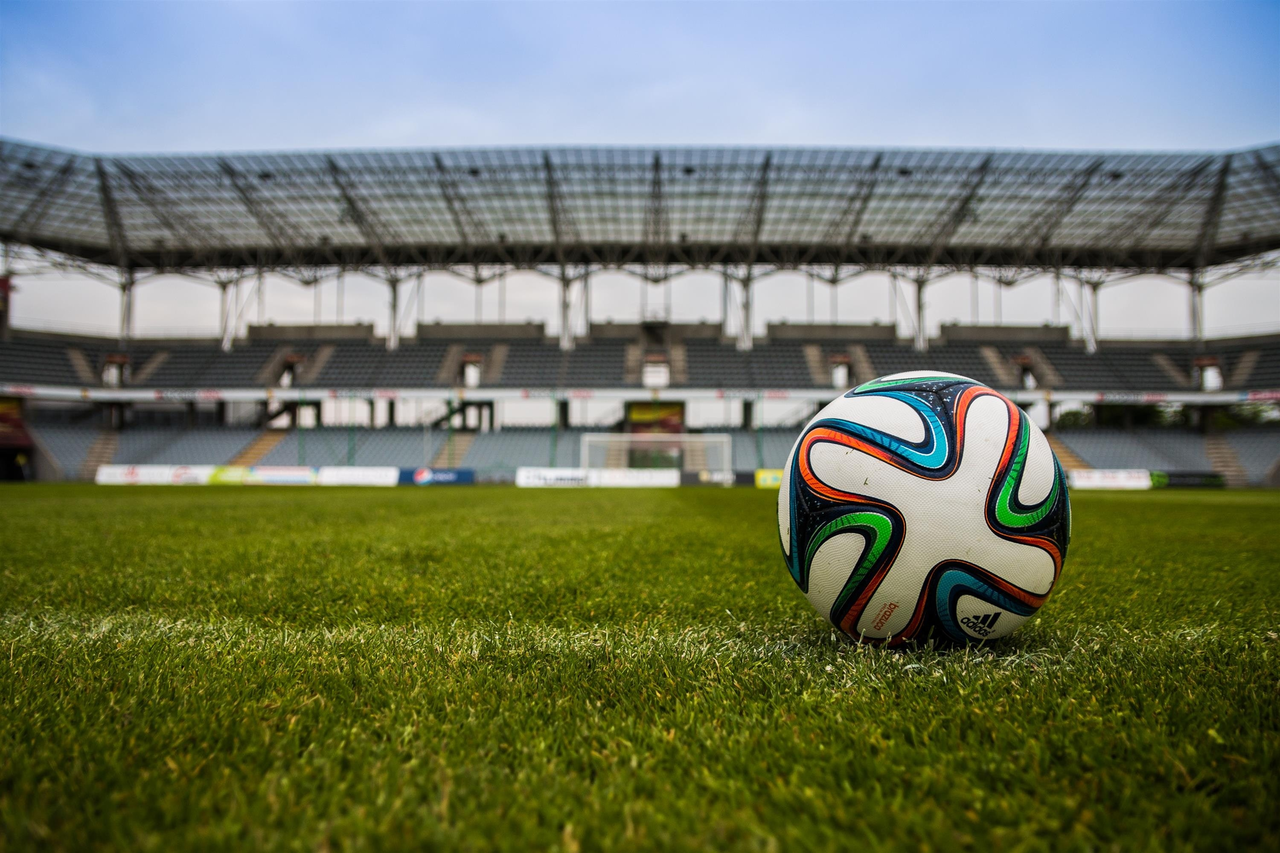 soccer-ball-on-grass-field-during-daytime-46798.jpg